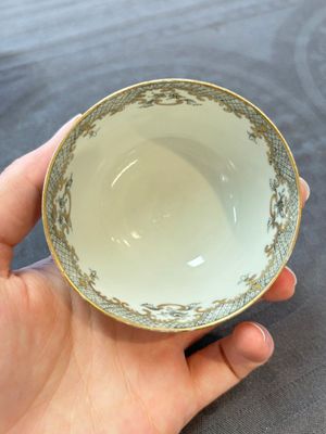 Four Chinese grisaille and gilt-decorated monogrammed cups and saucers, Qianlong, dated 1778 — 照片 14