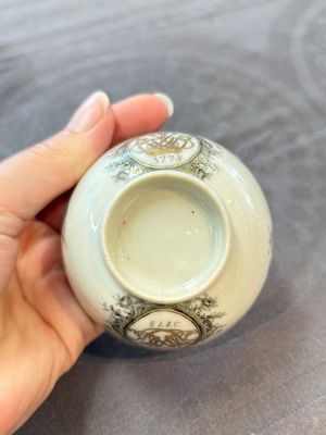 Four Chinese grisaille and gilt-decorated monogrammed cups and saucers, Qianlong, dated 1778 — 照片 15