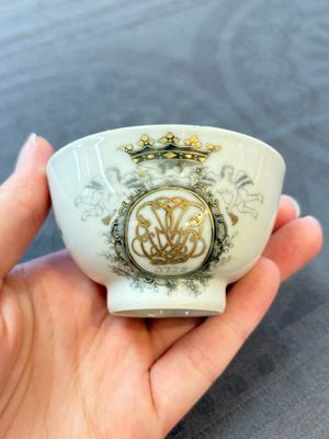 Four Chinese grisaille and gilt-decorated monogrammed cups and saucers, Qianlong, dated 1778 — 照片 16