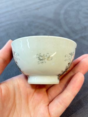 Four Chinese grisaille and gilt-decorated monogrammed cups and saucers, Qianlong, dated 1778 — 照片 17