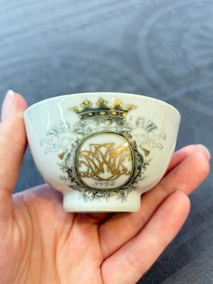 Four Chinese grisaille and gilt-decorated monogrammed cups and saucers, Qianlong, dated 1778 — 照片 18