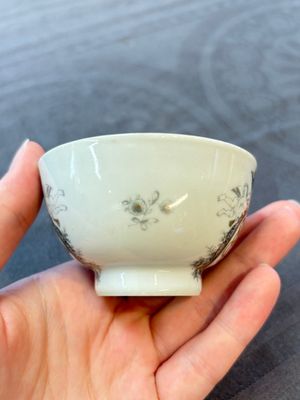 Four Chinese grisaille and gilt-decorated monogrammed cups and saucers, Qianlong, dated 1778 — 照片 19