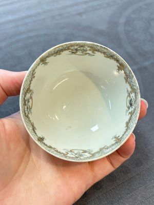 Four Chinese grisaille and gilt-decorated monogrammed cups and saucers, Qianlong, dated 1778 — 照片 20