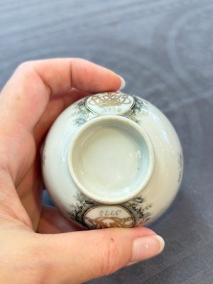 Four Chinese grisaille and gilt-decorated monogrammed cups and saucers, Qianlong, dated 1778 — 照片 21