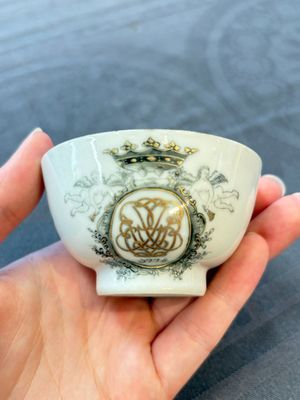 Four Chinese grisaille and gilt-decorated monogrammed cups and saucers, Qianlong, dated 1778 — 照片 22