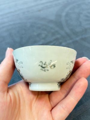 Four Chinese grisaille and gilt-decorated monogrammed cups and saucers, Qianlong, dated 1778 — 照片 23