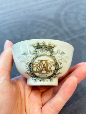 Four Chinese grisaille and gilt-decorated monogrammed cups and saucers, Qianlong, dated 1778 — 照片 24