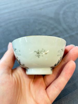 Four Chinese grisaille and gilt-decorated monogrammed cups and saucers, Qianlong, dated 1778 — 照片 25