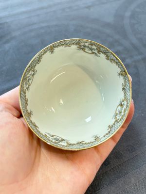 Four Chinese grisaille and gilt-decorated monogrammed cups and saucers, Qianlong, dated 1778 — 照片 26