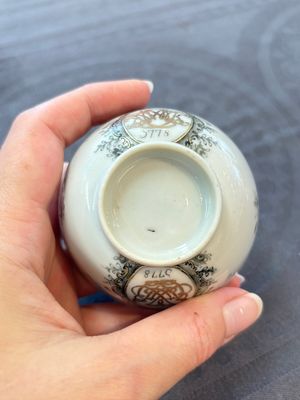 Four Chinese grisaille and gilt-decorated monogrammed cups and saucers, Qianlong, dated 1778 — 照片 27