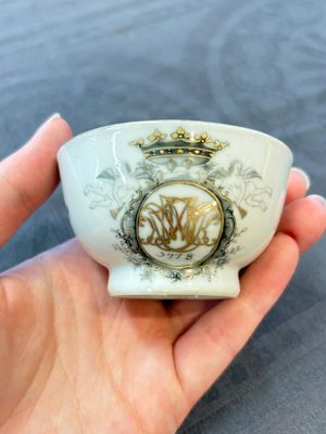 Four Chinese grisaille and gilt-decorated monogrammed cups and saucers, Qianlong, dated 1778 — 照片 28