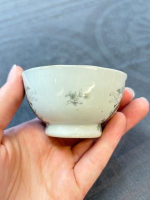 Four Chinese grisaille and gilt-decorated monogrammed cups and saucers, Qianlong, dated 1778 — 照片 29