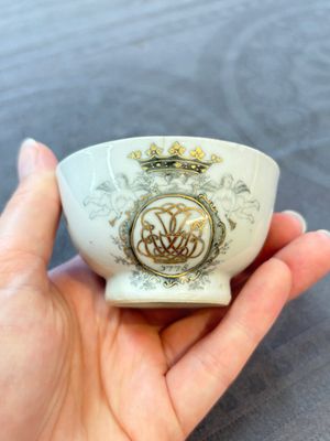 Four Chinese grisaille and gilt-decorated monogrammed cups and saucers, Qianlong, dated 1778 — 照片 30