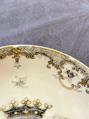 Four Chinese grisaille and gilt-decorated monogrammed cups and saucers, Qianlong, dated 1778 — 照片 3