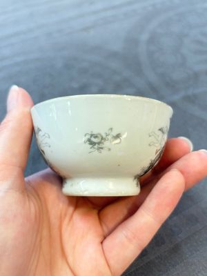 Four Chinese grisaille and gilt-decorated monogrammed cups and saucers, Qianlong, dated 1778 — 照片 31