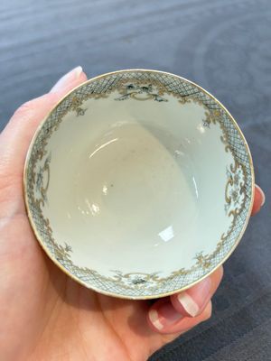 Four Chinese grisaille and gilt-decorated monogrammed cups and saucers, Qianlong, dated 1778 — 照片 32