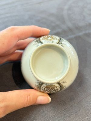 Four Chinese grisaille and gilt-decorated monogrammed cups and saucers, Qianlong, dated 1778 — 照片 33