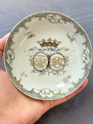 Four Chinese grisaille and gilt-decorated monogrammed cups and saucers, Qianlong, dated 1778 — 照片 4