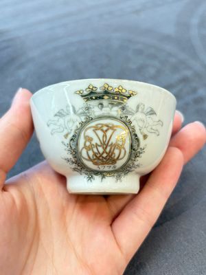 Four Chinese grisaille and gilt-decorated monogrammed cups and saucers, Qianlong, dated 1778 — 照片 10