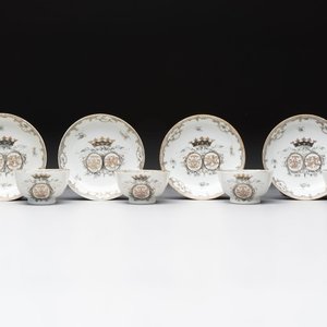 Four Chinese grisaille and gilt-decorated monogrammed cups and saucers, Qianlong, dated 1778 — 照片 1