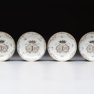Four Chinese grisaille and gilt-decorated monogrammed cups and saucers, Qianlong, dated 1778 — 照片 2