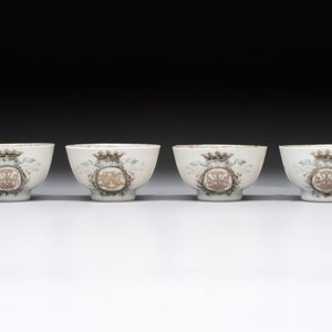 Four Chinese grisaille and gilt-decorated monogrammed cups and saucers, Qianlong, dated 1778 — 照片 4