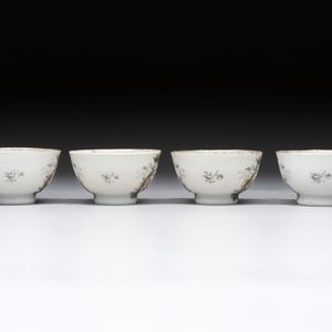 Four Chinese grisaille and gilt-decorated monogrammed cups and saucers, Qianlong, dated 1778 — 照片 5