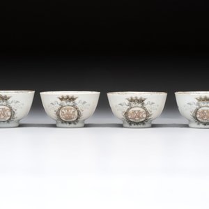 Four Chinese grisaille and gilt-decorated monogrammed cups and saucers, Qianlong, dated 1778 — 照片 6