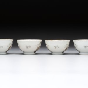 Four Chinese grisaille and gilt-decorated monogrammed cups and saucers, Qianlong, dated 1778 — 照片 7