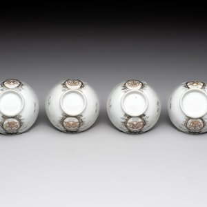 Four Chinese grisaille and gilt-decorated monogrammed cups and saucers, Qianlong, dated 1778 — 照片 9