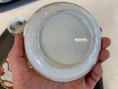 Four Chinese grisaille and iron-red cups and saucers, Yongzheng/Qianlong — photo 3