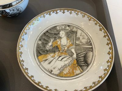 Four Chinese grisaille and iron-red cups and saucers, Yongzheng/Qianlong — photo 4