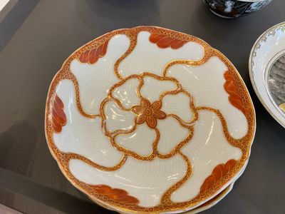 Four Chinese grisaille and iron-red cups and saucers, Yongzheng/Qianlong — photo 6