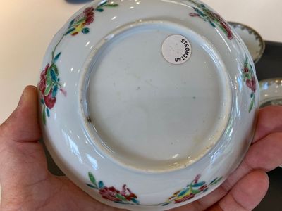 Four Chinese grisaille and iron-red cups and saucers, Yongzheng/Qianlong — photo 7