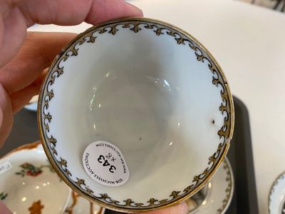 Four Chinese grisaille and iron-red cups and saucers, Yongzheng/Qianlong — photo 10