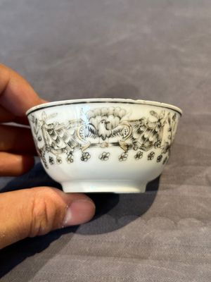 Four Chinese grisaille cups and saucers and a plate with blue-enamelled border, Qianlong — 照片 1