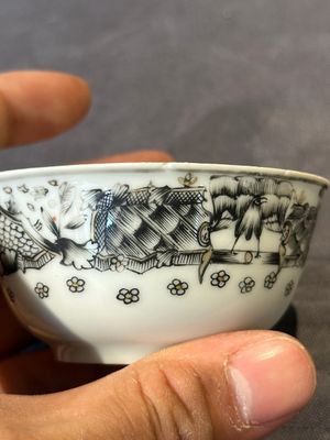 Four Chinese grisaille cups and saucers and a plate with blue-enamelled border, Qianlong — 照片 11