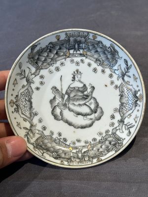 Four Chinese grisaille cups and saucers and a plate with blue-enamelled border, Qianlong — 照片 12