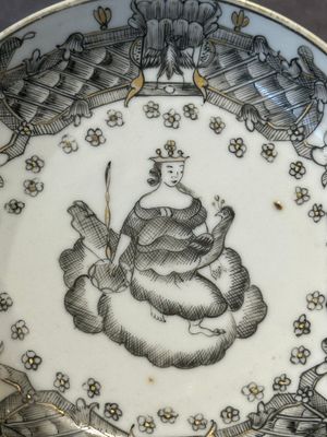 Four Chinese grisaille cups and saucers and a plate with blue-enamelled border, Qianlong — 照片 13