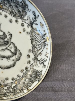 Four Chinese grisaille cups and saucers and a plate with blue-enamelled border, Qianlong — 照片 15
