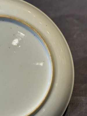 Four Chinese grisaille cups and saucers and a plate with blue-enamelled border, Qianlong — 照片 18