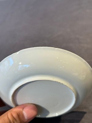 Four Chinese grisaille cups and saucers and a plate with blue-enamelled border, Qianlong — 照片 19
