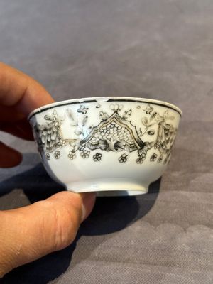 Four Chinese grisaille cups and saucers and a plate with blue-enamelled border, Qianlong — 照片 2