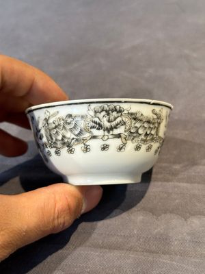 Four Chinese grisaille cups and saucers and a plate with blue-enamelled border, Qianlong — 照片 3