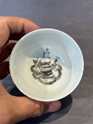 Four Chinese grisaille cups and saucers and a plate with blue-enamelled border, Qianlong — 照片 4