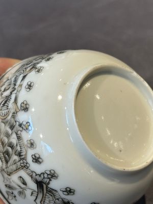 Four Chinese grisaille cups and saucers and a plate with blue-enamelled border, Qianlong — 照片 6