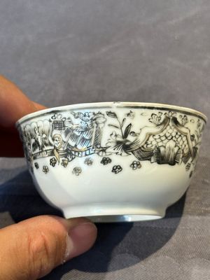 Four Chinese grisaille cups and saucers and a plate with blue-enamelled border, Qianlong — 照片 7