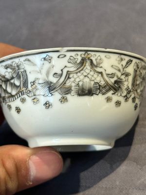 Four Chinese grisaille cups and saucers and a plate with blue-enamelled border, Qianlong — 照片 8