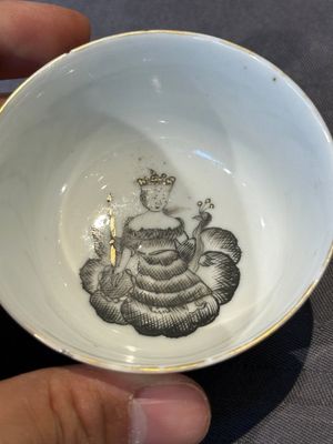 Four Chinese grisaille cups and saucers and a plate with blue-enamelled border, Qianlong — 照片 9