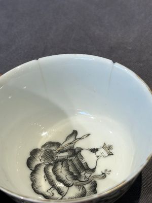 Four Chinese grisaille cups and saucers and a plate with blue-enamelled border, Qianlong — 照片 10